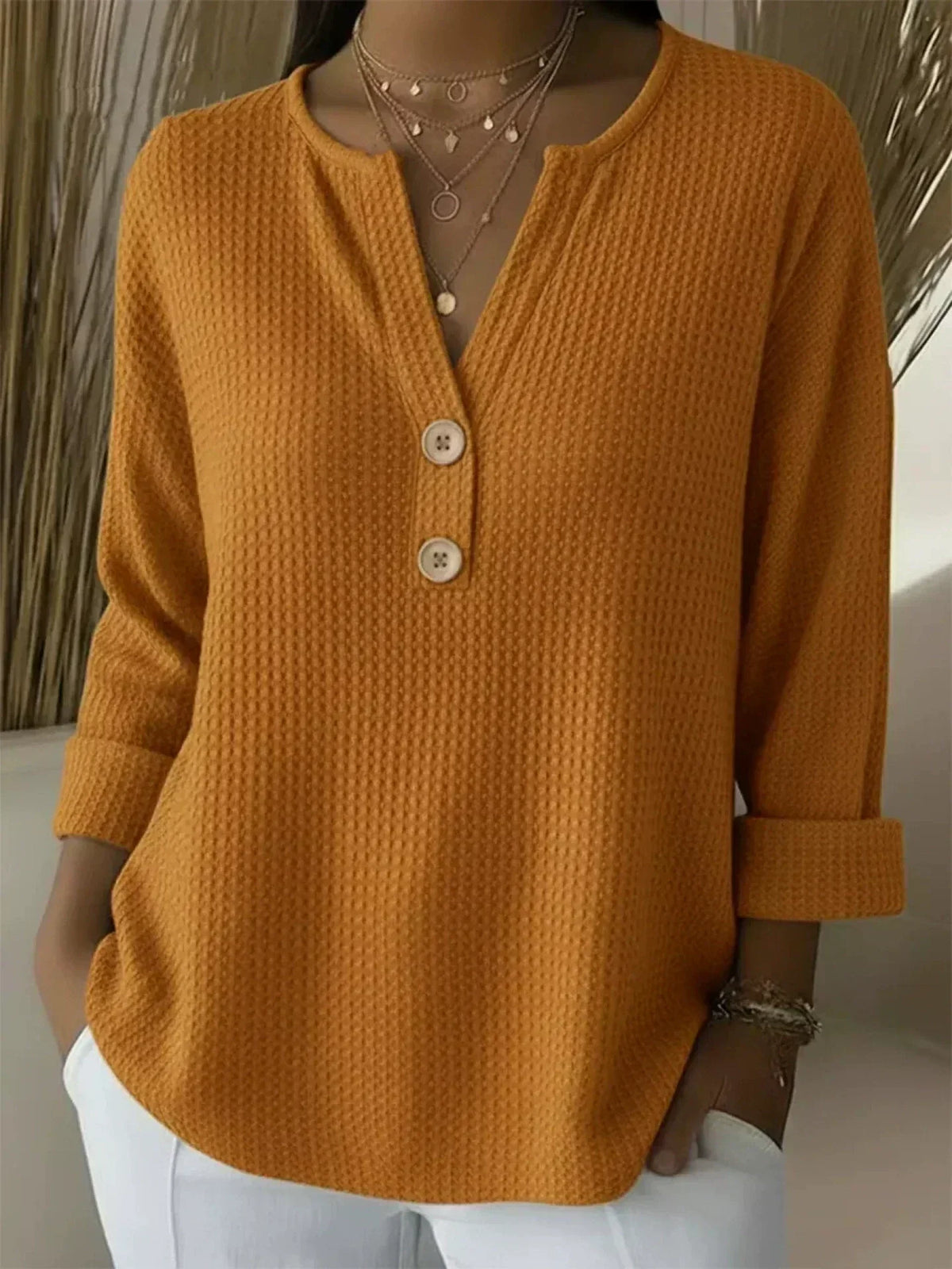Lucia | T-shirt Henley Texturada com Botões